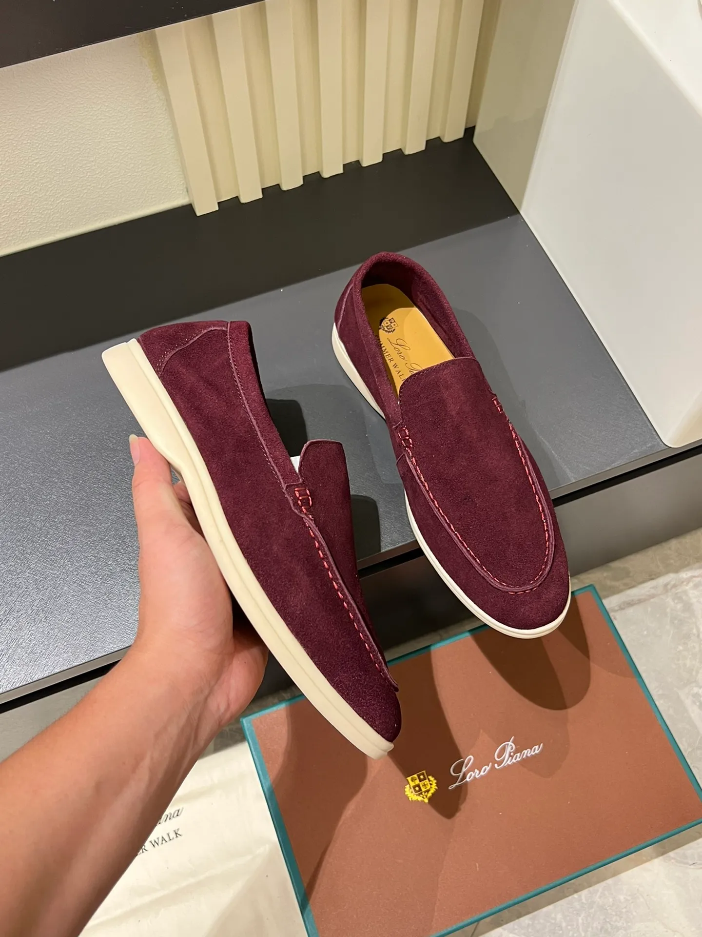 Men's shoes 💰p360 "Loro men's shoes 💰pian'*" Classic L men's shoes for couples 💰p Top version British flat loafers, a must-have item in old money style, the minimalist design is eye-catching and durable, a plus point for dressing The soft foot feel and texture are outstanding. They don’t scratch your feet and are very nice. They are matched with soft and waxy soles. They can be worn daily for a long time without getting tired. They are easy to wear, versatile and classic items, with perfect foot feel and texture! Imported cashmere fabric, the lining is made of imported A-grade water-dyed cow lining, the top version of the genuine leather midsole is sewn with pure handmade mark thread! Size: Female 35-40 (34. Customized) Male 38-44 (45.46. Customized)